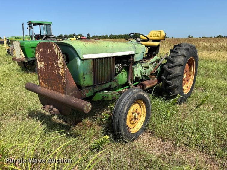 John Deere 820 Equipment Image0