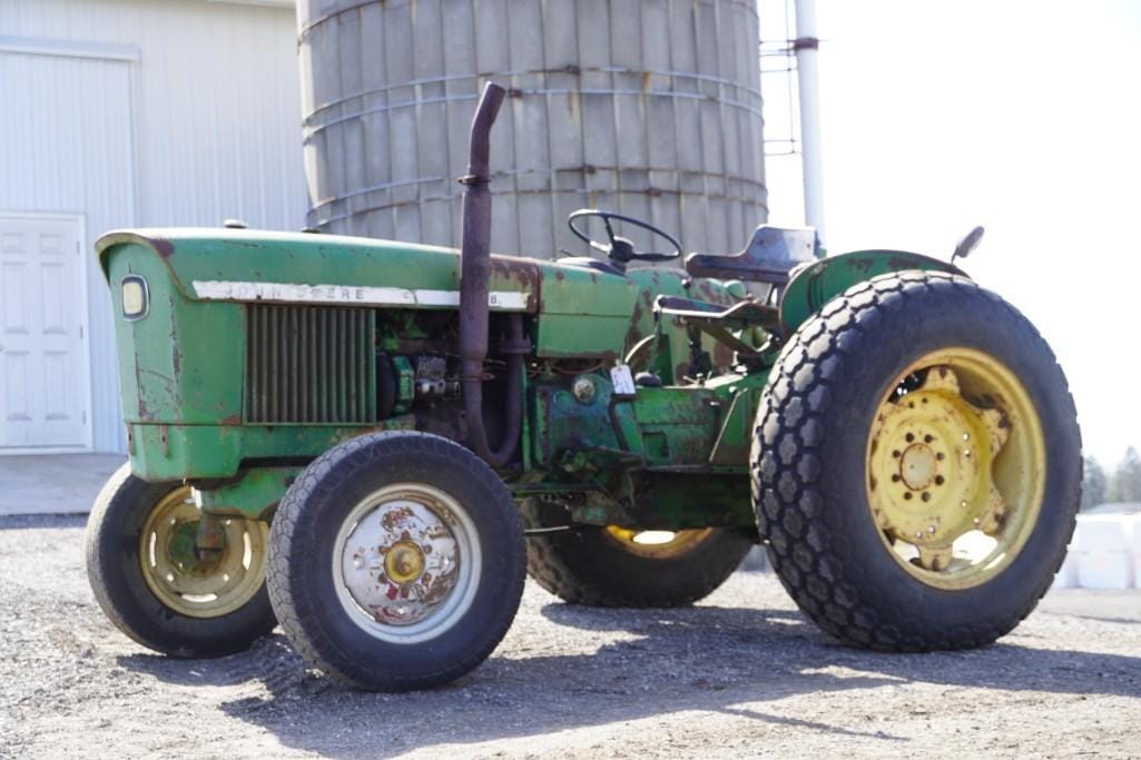 Main image John Deere 820
