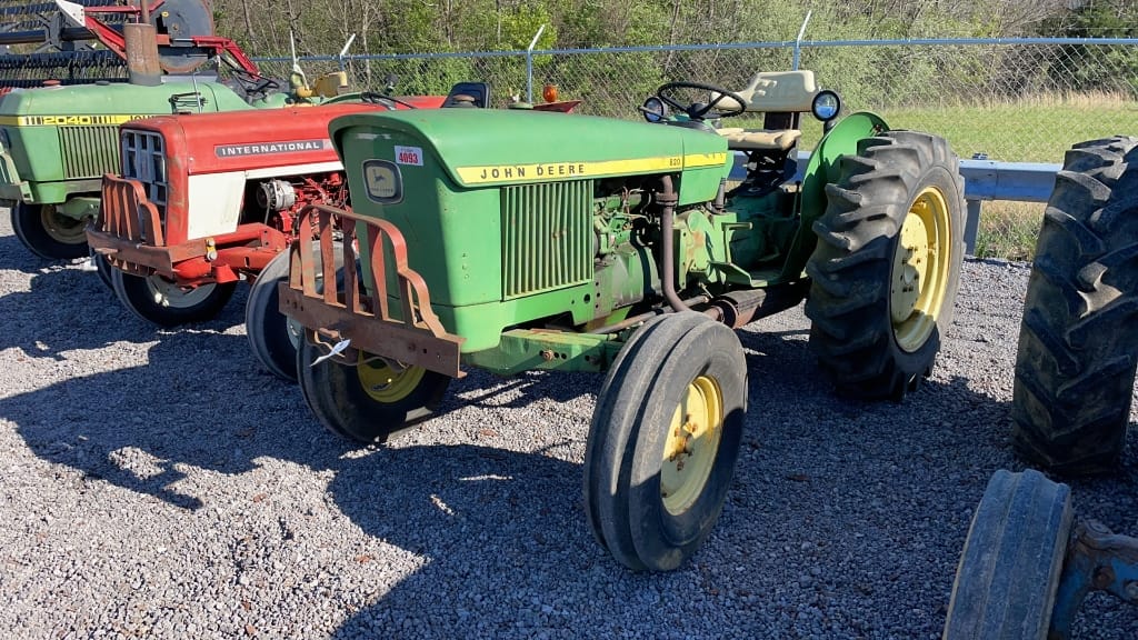 Main image John Deere 820