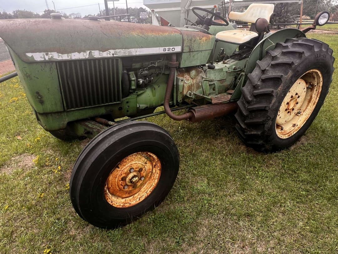 Image of John Deere 820 Image 1