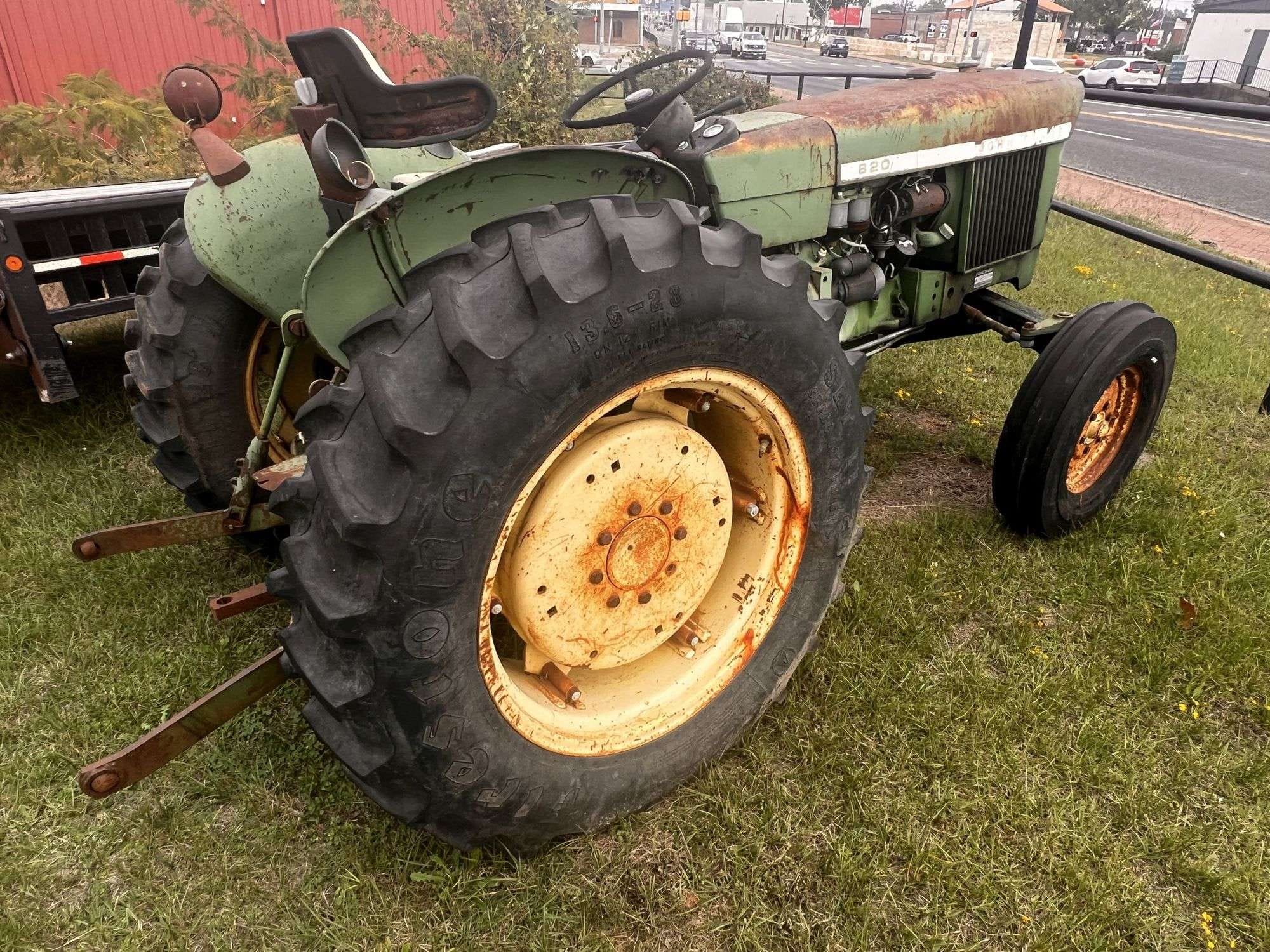 John Deere 820 Equipment Image0