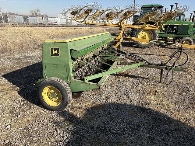 Image of John Deere 8200 equipment image 1