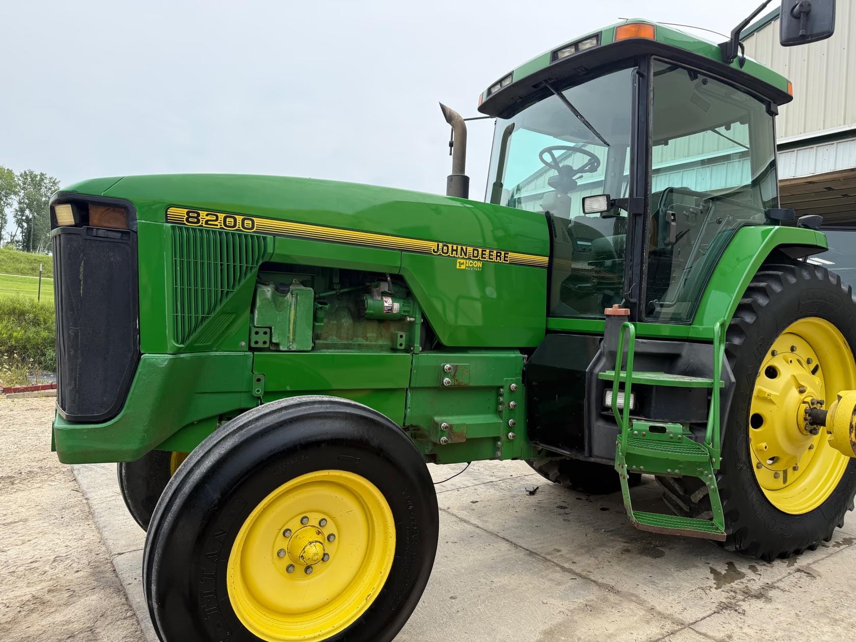 John Deere 8200 Equipment Image0