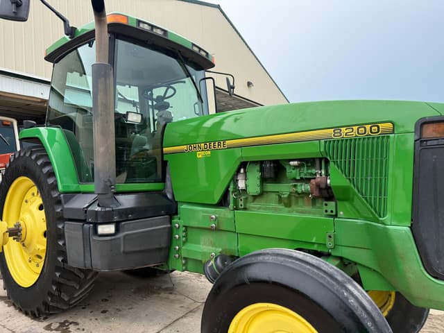Image of John Deere 8200 equipment image 1