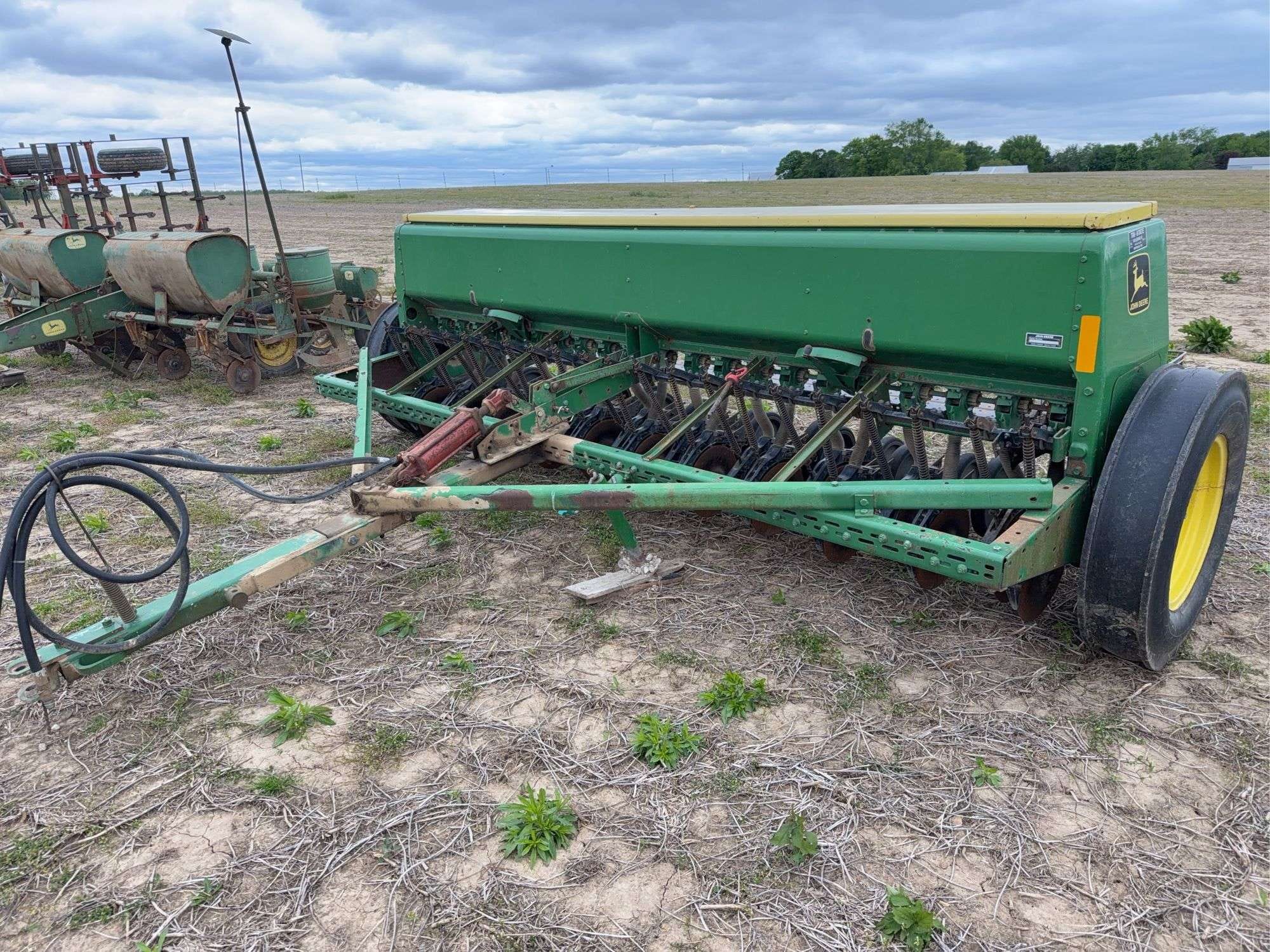 John Deere 8200 Equipment Image0