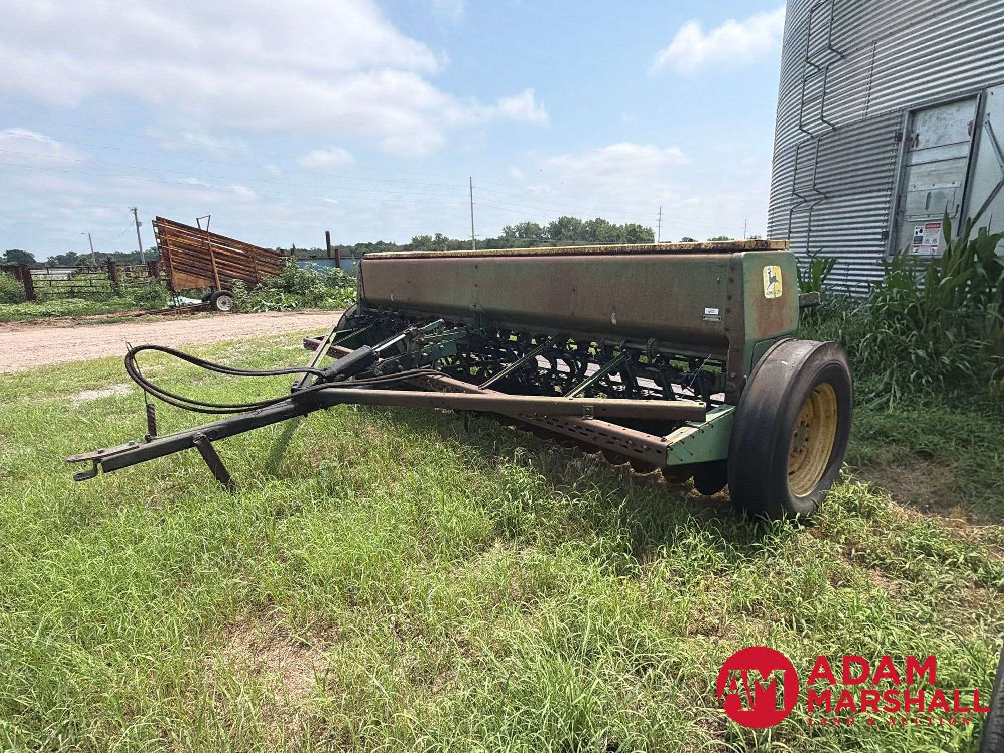 John Deere 8200 Equipment Image0