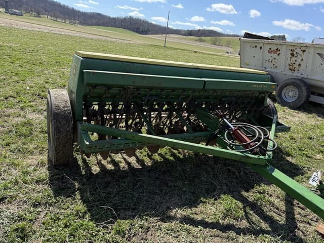 Image of John Deere 8000 equipment image 1