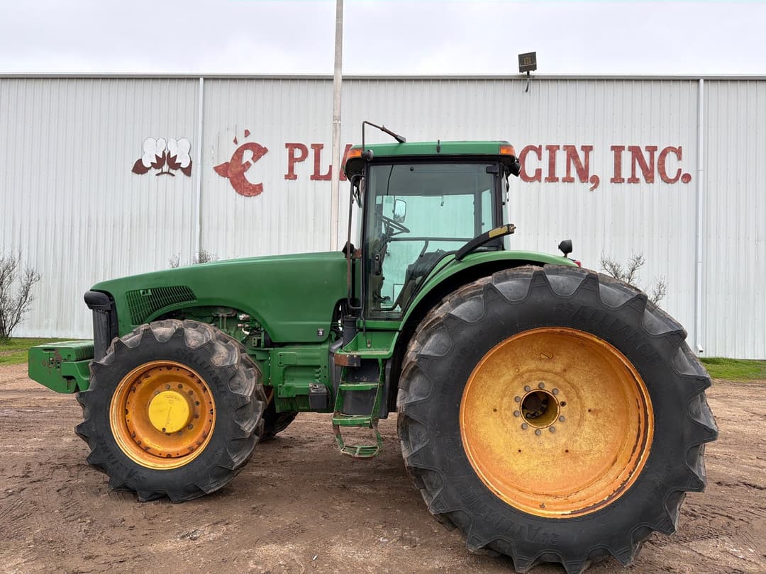 Image of John Deere 8220 Primary image