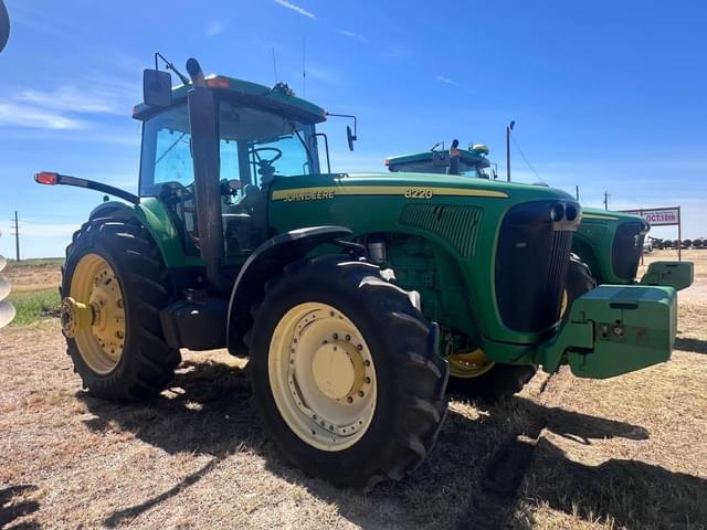 Image of John Deere 8220 equipment image 1