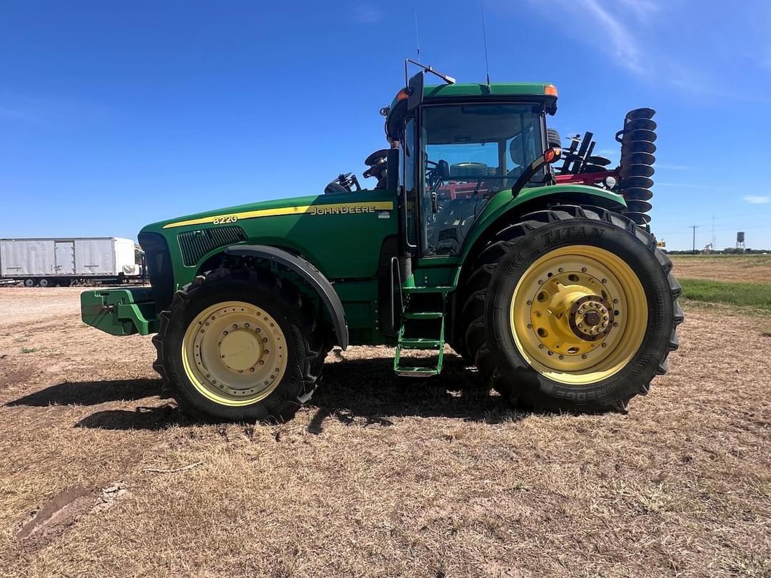 Image of John Deere 8220 Primary image