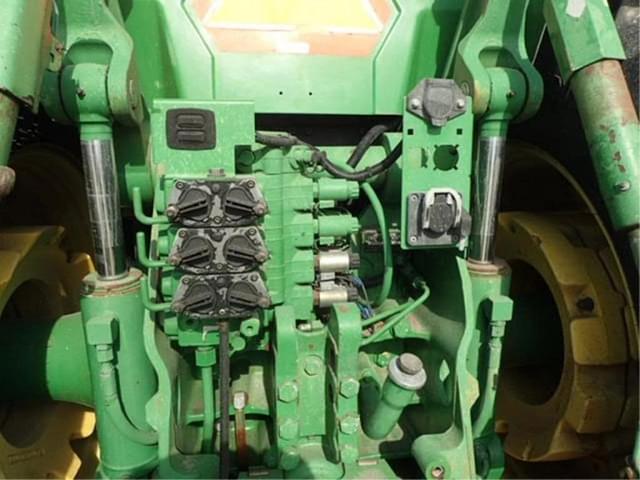 Image of John Deere 8220 equipment image 3