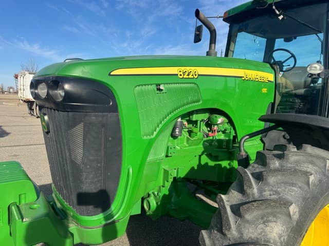 Image of John Deere 8220 equipment image 2