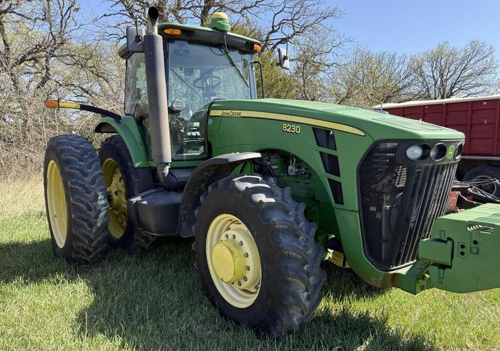 Image of John Deere 8230 Primary image