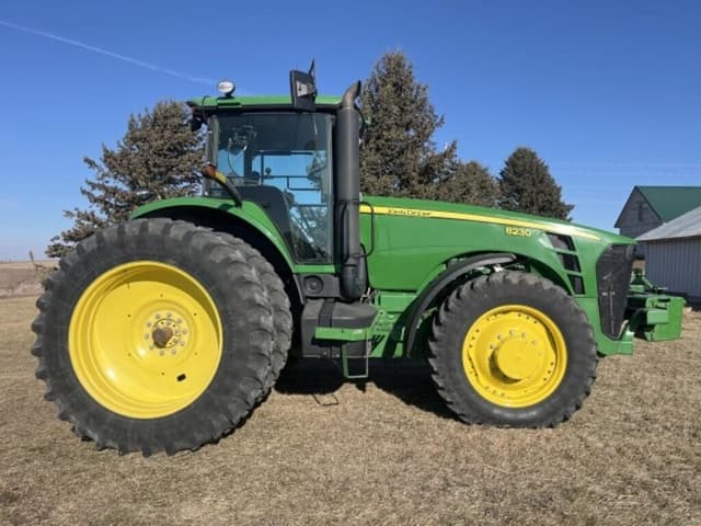 Image of John Deere 8230 equipment image 1