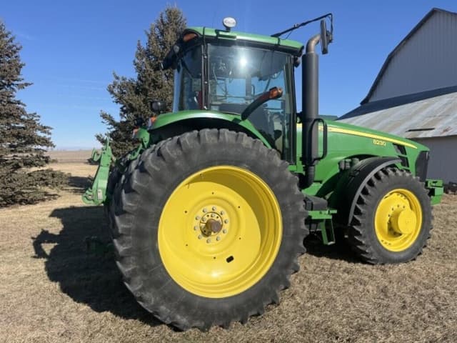 Image of John Deere 8230 equipment image 2