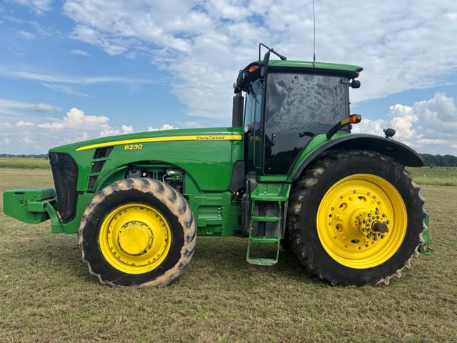 Image of John Deere 8230 equipment image 1