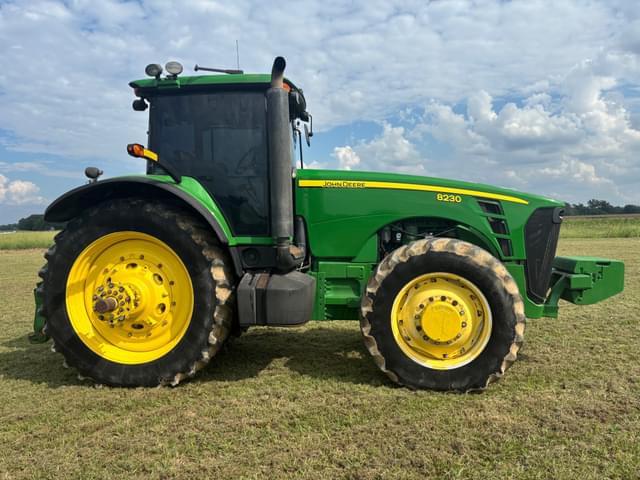 Image of John Deere 8230 equipment image 2
