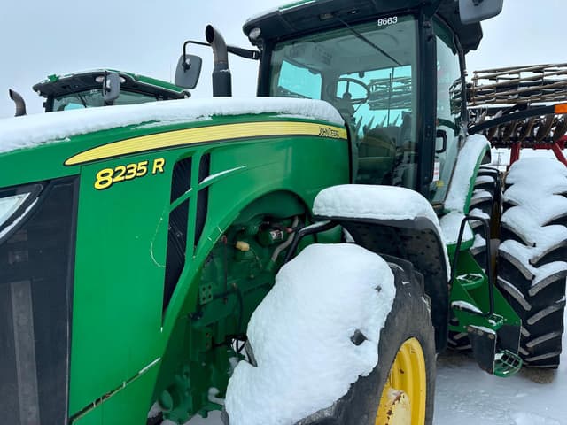Image of John Deere 8235R equipment image 3