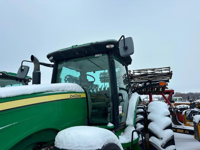 Image of John Deere 8235R equipment image 4