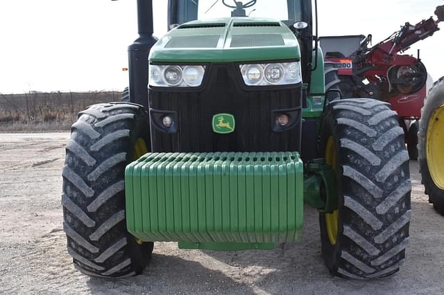 Image of John Deere 8235R equipment image 3