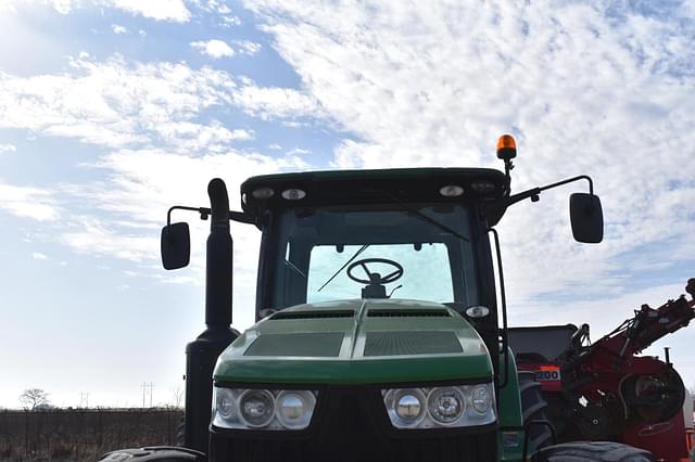 Image of John Deere 8235R equipment image 4