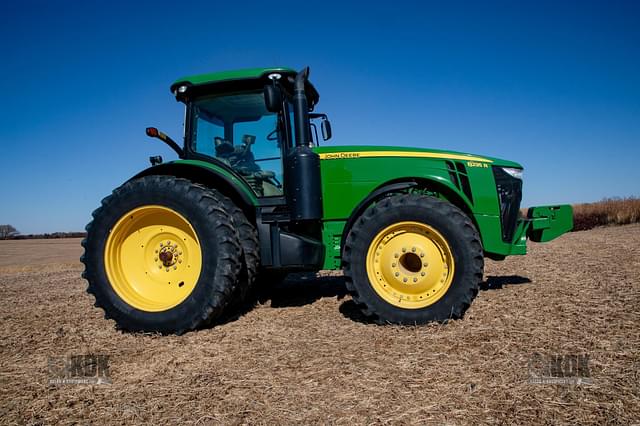 Image of John Deere 8235R equipment image 4