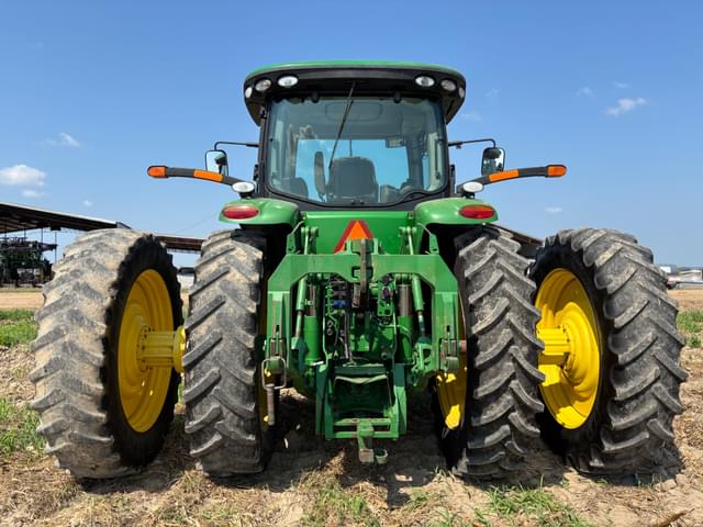 Image of John Deere 8235R equipment image 4