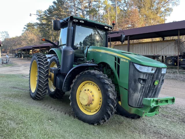 Image of John Deere 8235R equipment image 1