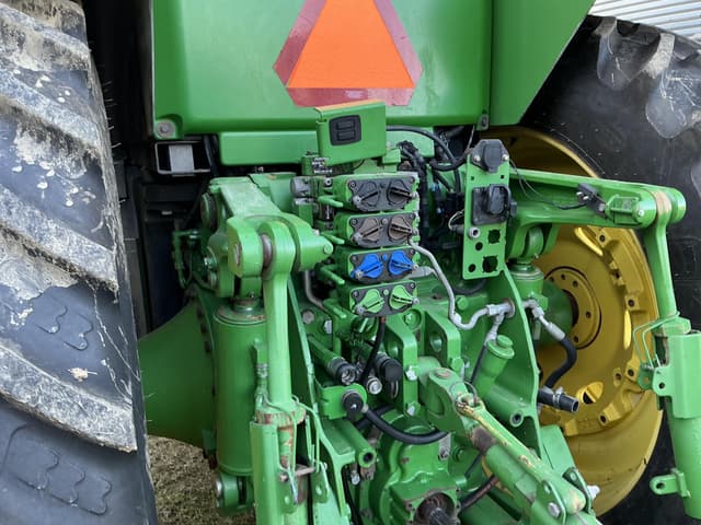 Image of John Deere 8235R equipment image 4