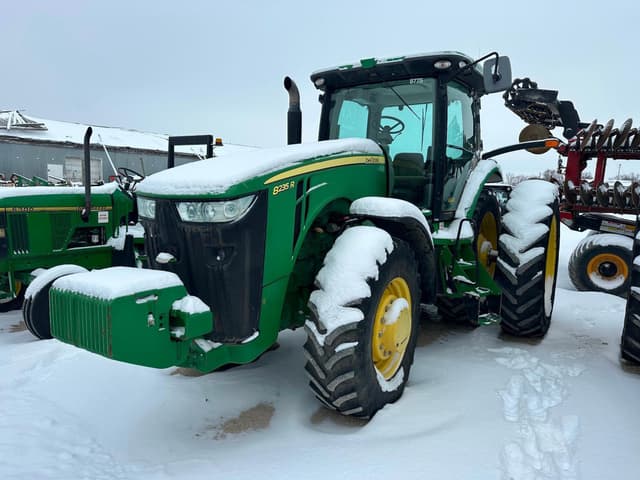 Image of John Deere 8235R equipment image 2