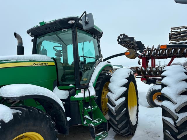 Image of John Deere 8235R equipment image 3