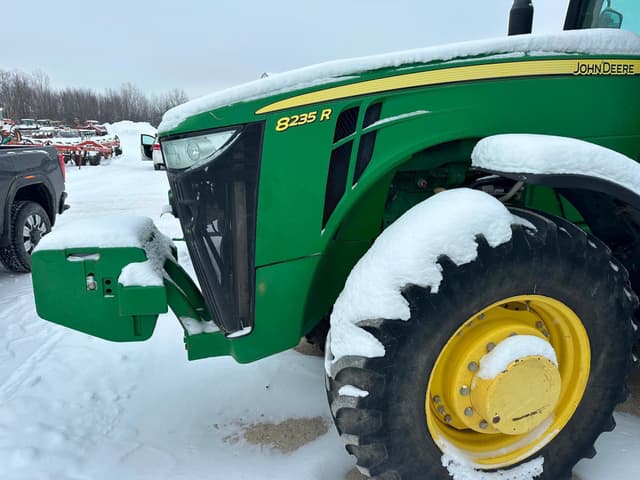 Image of John Deere 8235R equipment image 4