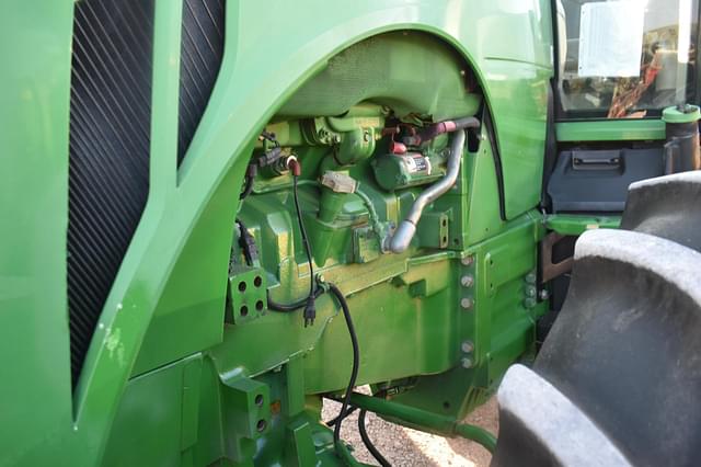 Image of John Deere 8235R equipment image 4