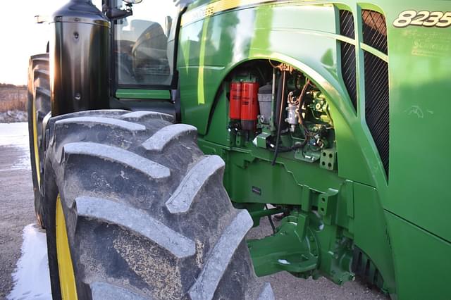 Image of John Deere 8235R equipment image 4