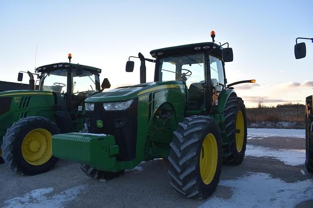 Image of John Deere 8235R equipment image 2