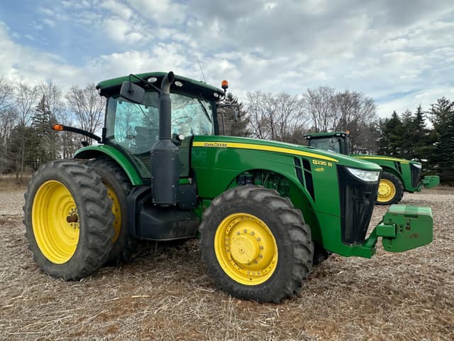 Image of John Deere 8235R equipment image 3