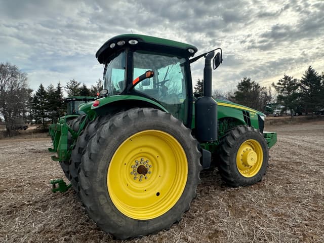 Image of John Deere 8235R equipment image 2