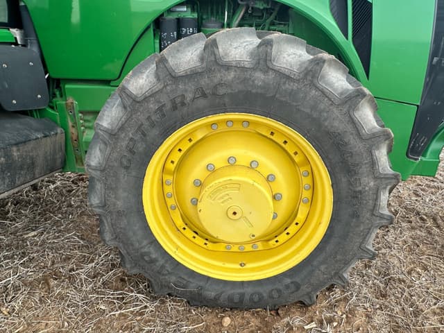 Image of John Deere 8235R equipment image 4