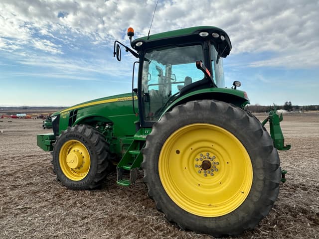 Image of John Deere 8235R equipment image 1