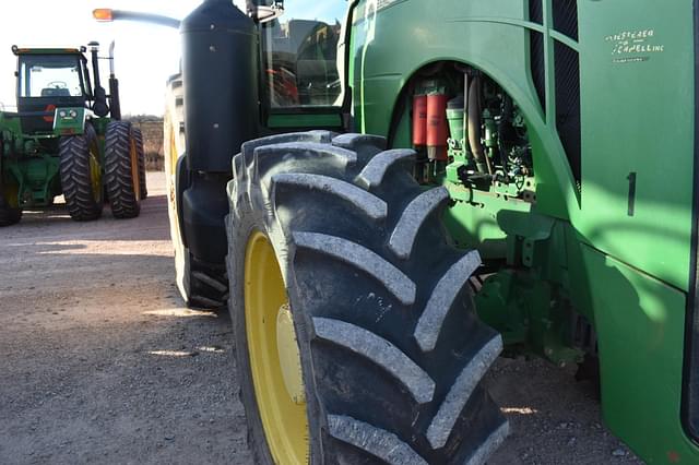 Image of John Deere 8235R equipment image 3