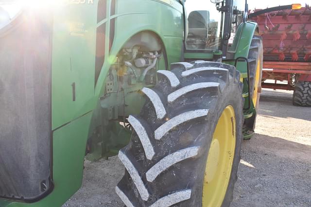 Image of John Deere 8235R equipment image 4