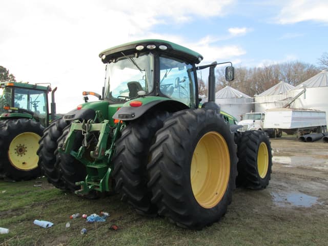 Image of John Deere 8235R equipment image 2