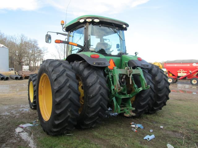 Image of John Deere 8235R equipment image 3