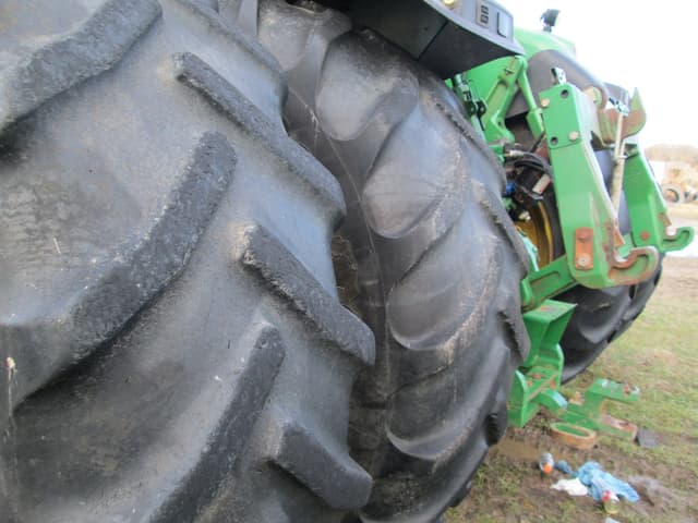 Image of John Deere 8235R equipment image 4