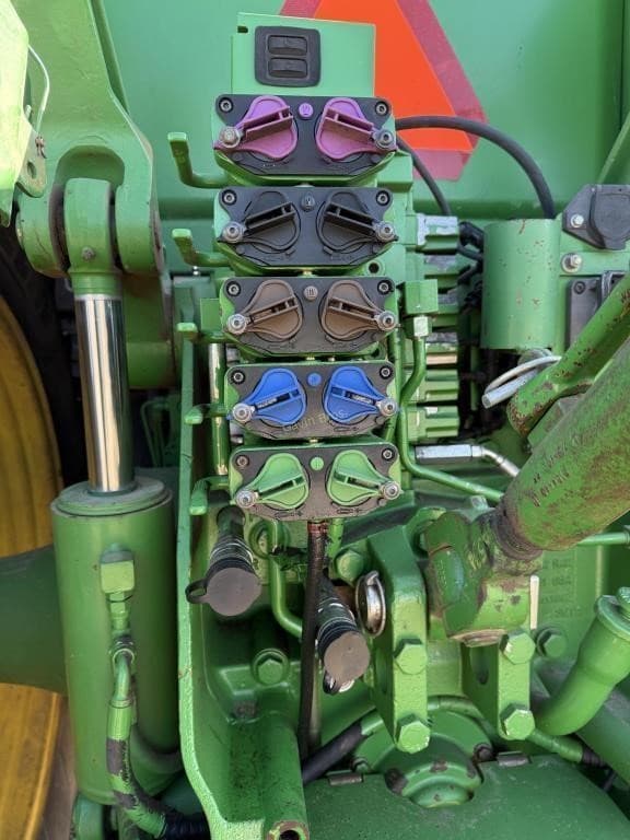 Image of John Deere 8235R equipment image 4