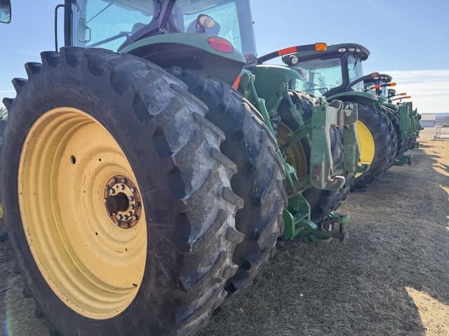 Image of John Deere 8235R equipment image 3