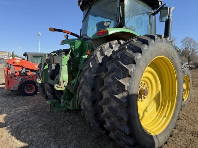 Image of John Deere 8235R equipment image 2