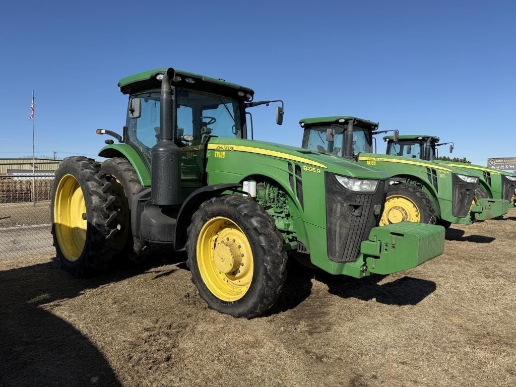 John Deere 8235R Equipment Image0