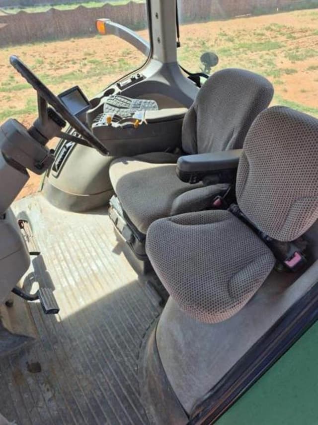 Image of John Deere 8235R equipment image 4