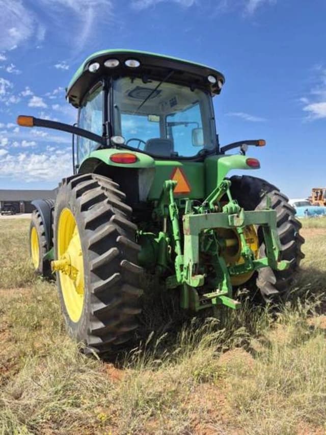 Image of John Deere 8235R equipment image 1